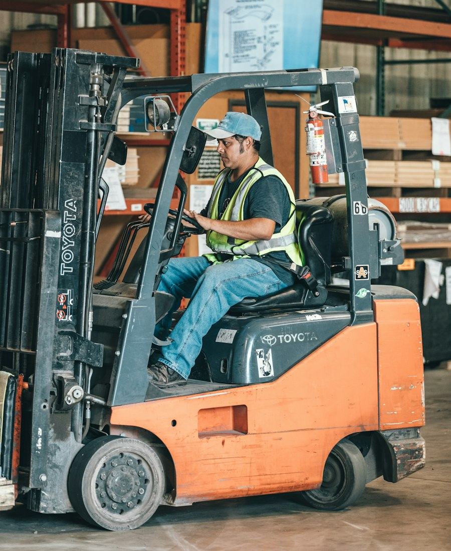 Depoda forklift kullanan operatör